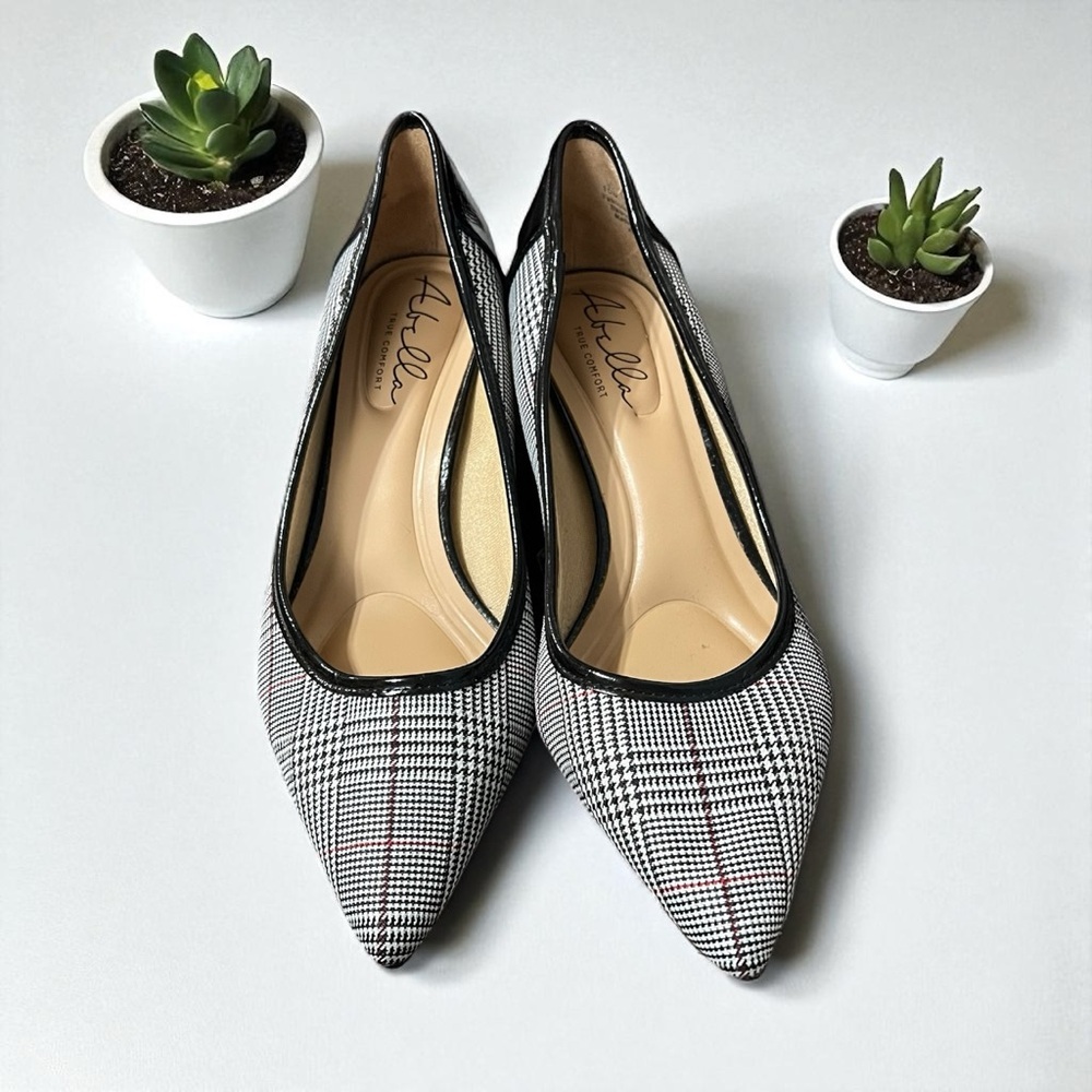 Abella "Alice" True Comfort pumps in a black/white plaid pattern red stripes 10M